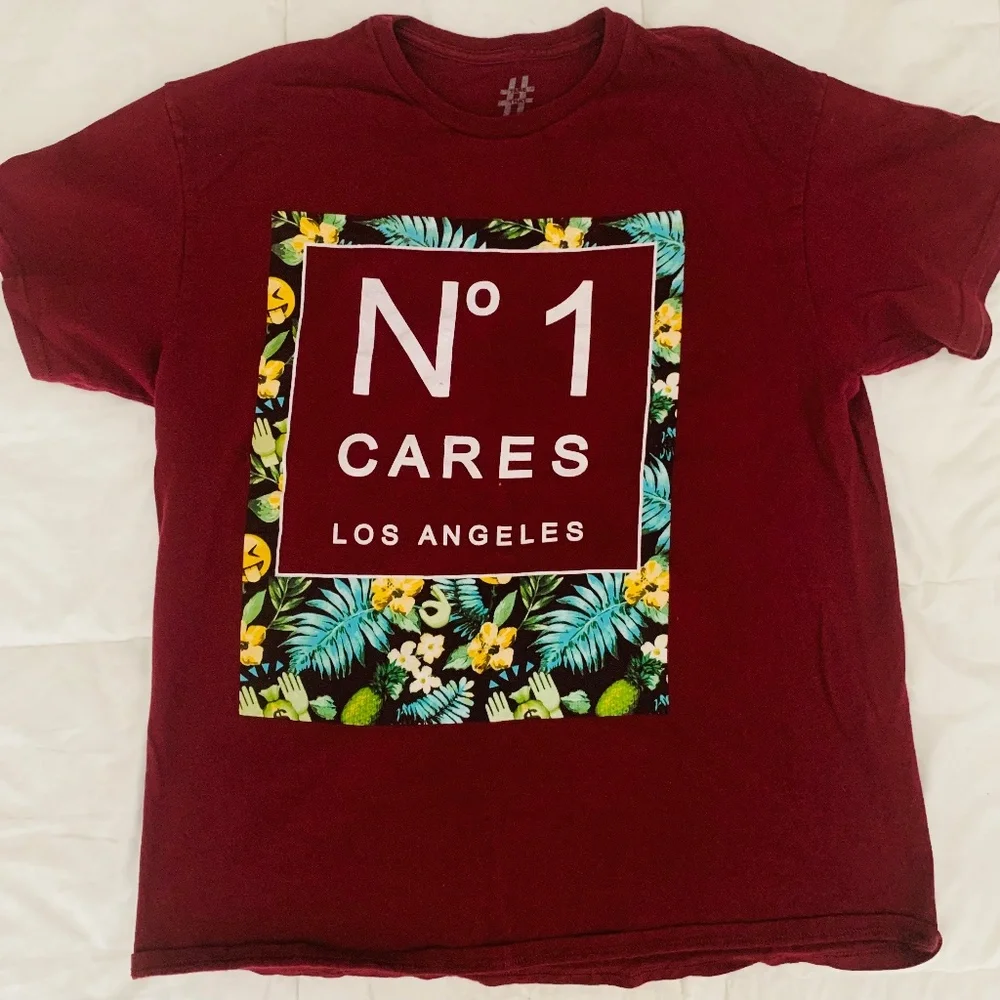 Men's Large No 1 Cares Short Sleeve T-shirt - Picture 1 of 2